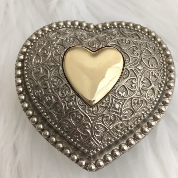 GIFTED
Crystal & Silver Heart Box - Picture 3 of 10
